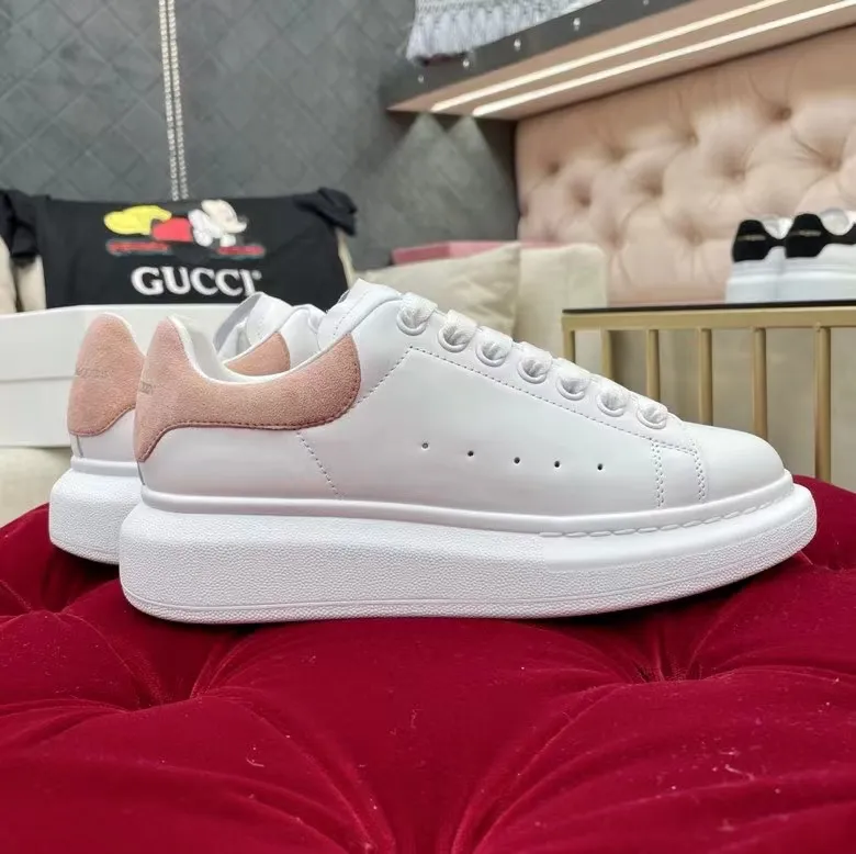 👟👟Ex-factory price 480👟👟 Women's shoes, women's clothing, Alexander McQueen classic white shoes ※Original leather: Grade A imported full-grain! With particles! With fragrance! Genuine original cowhide fabric ※Inner leather material: Imported AAA grade mixed breed sheep lining! ※Leather material for foot pads: Imported AAA grade mixed-breed sheep foot pads! ※Exclusive outsole private model development! I👟👟Ex-factory price foam outsole, odorless, wear-resistant, elastic, and will never turn yellow! ※Each pair of shoes leaves the factory in strict accordance with the "five sizes in one" standard from packaging to shoes! ※The latest counter has a full set of packaging, whether you keep it for yourself or give it away, it is a quality choice! The aircraft box packaging needs to be clearly marked! ※The best classic color matching for counter models + and the number continues to increase! ※Women's clothing 35-39 ※Women's sizes 34 and 40 are custom-made and are non-returnable and non-exchangeable! ※Female sizes can be customized in half sizes, no refunds or exchanges! 36.5#, 37.5#, 38.5# ※Men's clothing 40-44 ※Men's sizes 39 and 45 are non-refundable. ※Support the same style and color to change to similar sizes!